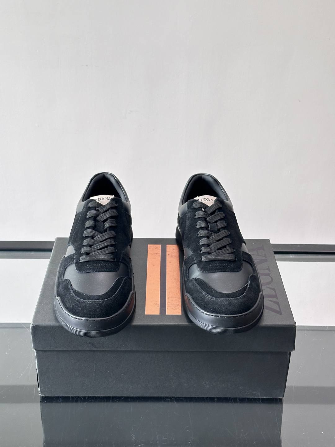 杰尼亚男士麂皮板鞋，简约设计+白色橡胶鞋底，低调百搭，日常穿搭无压力！麂皮柔软舒适，鞋底轻便耐磨，走路不