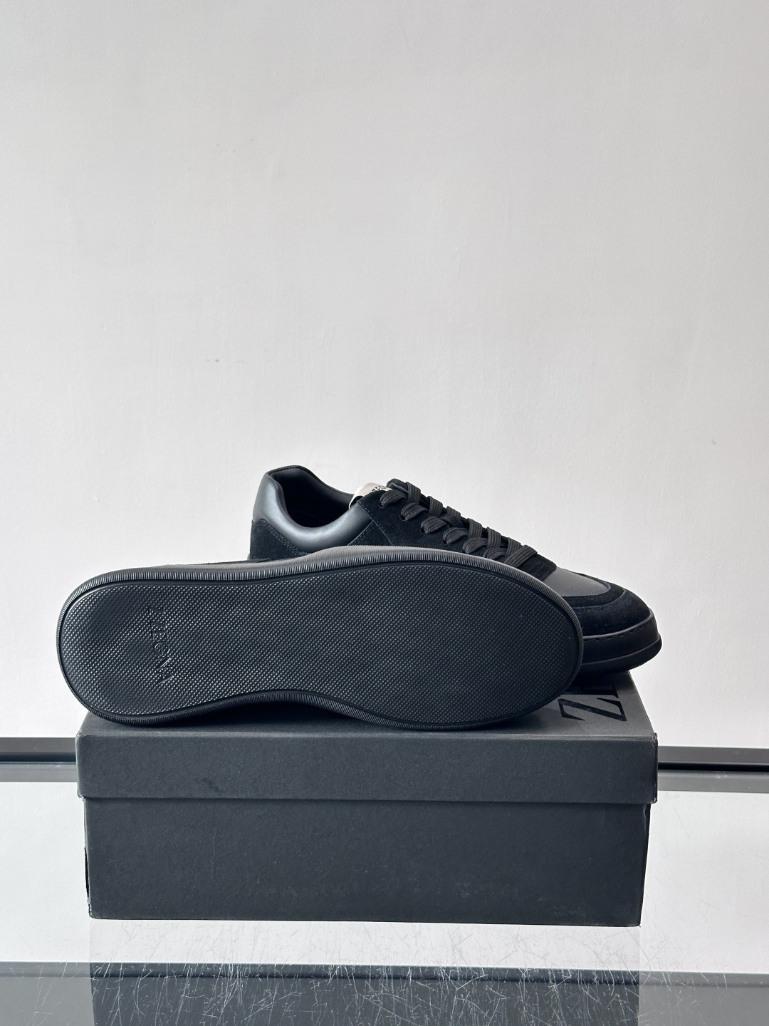 杰尼亚男士麂皮板鞋，简约设计+白色橡胶鞋底，低调百搭，日常穿搭无压力！麂皮柔软舒适，鞋底轻便耐磨，走路不