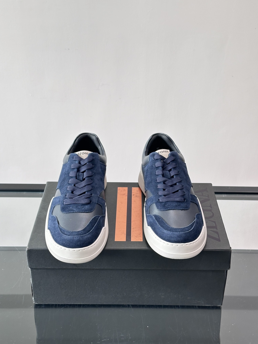 杰尼亚男士麂皮板鞋，简约设计+白色橡胶鞋底，低调百搭，日常穿搭无压力！麂皮柔软舒适，鞋底轻便耐磨，走路不