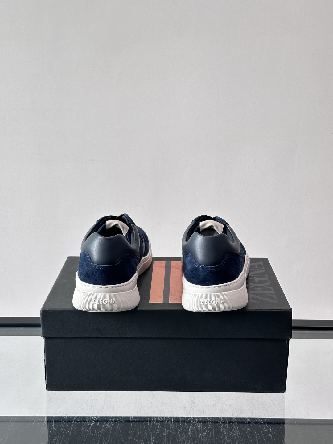 杰尼亚男士麂皮板鞋，简约设计+白色橡胶鞋底，低调百搭，日常穿搭无压力！麂皮柔软舒适，鞋底轻便耐磨，走路不