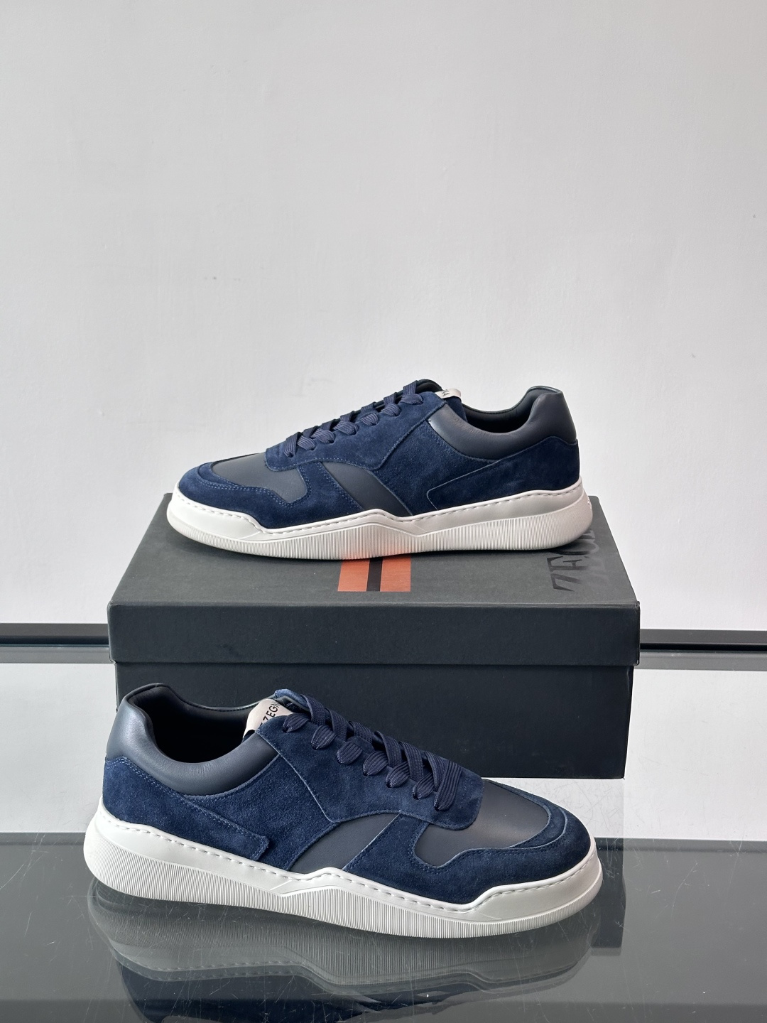 杰尼亚男士麂皮板鞋，简约设计+白色橡胶鞋底，低调百搭，日常穿搭无压力！麂皮柔软舒适，鞋底轻便耐磨，走路不