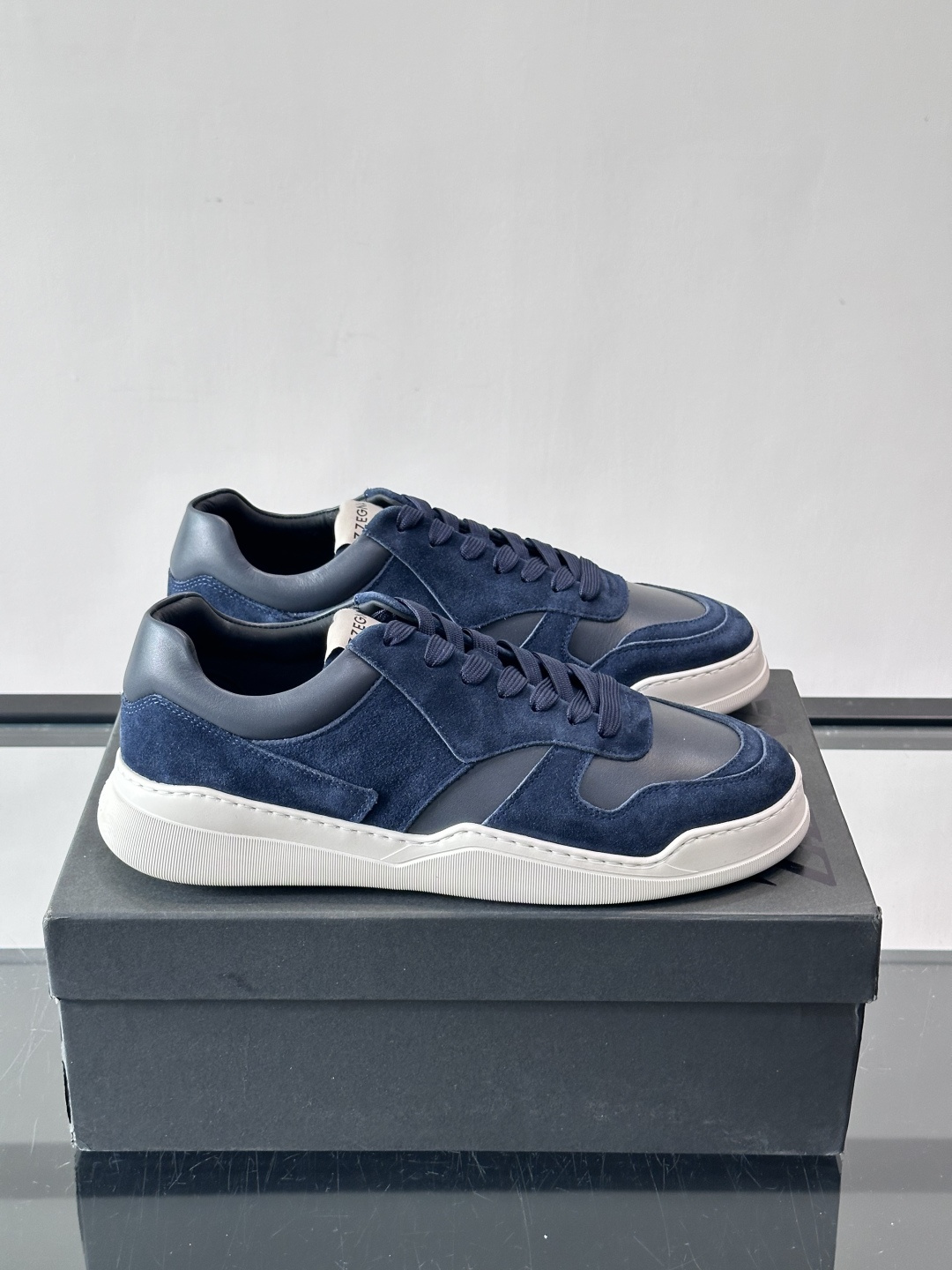 杰尼亚男士麂皮板鞋，简约设计+白色橡胶鞋底，低调百搭，日常穿搭无压力！麂皮柔软舒适，鞋底轻便耐磨，走路不