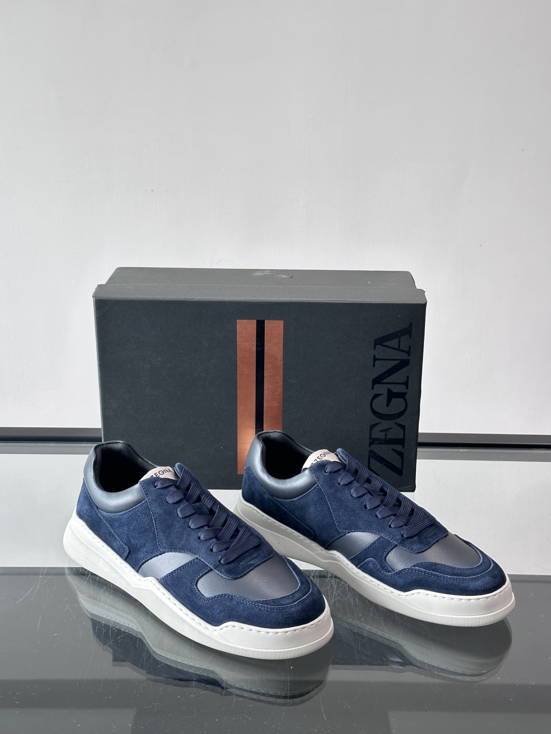 杰尼亚男士麂皮板鞋，简约设计+白色橡胶鞋底，低调百搭，日常穿搭无压力！麂皮柔软舒适，鞋底轻便耐磨，走路不