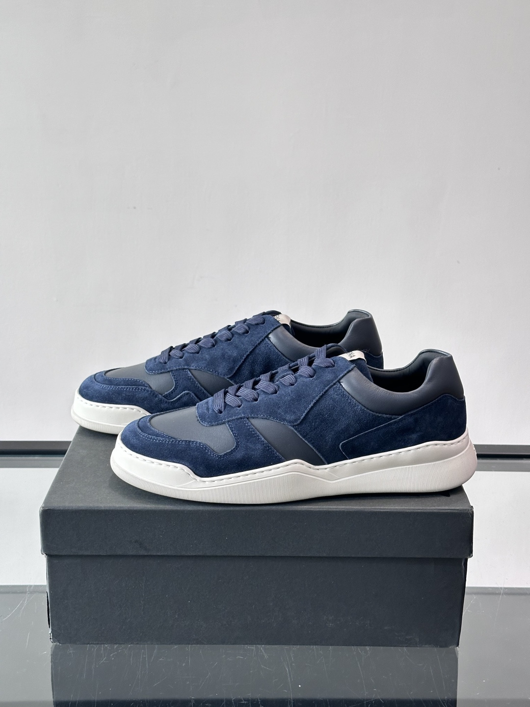 杰尼亚男士麂皮板鞋，简约设计+白色橡胶鞋底，低调百搭，日常穿搭无压力！麂皮柔软舒适，鞋底轻便耐磨，走路不