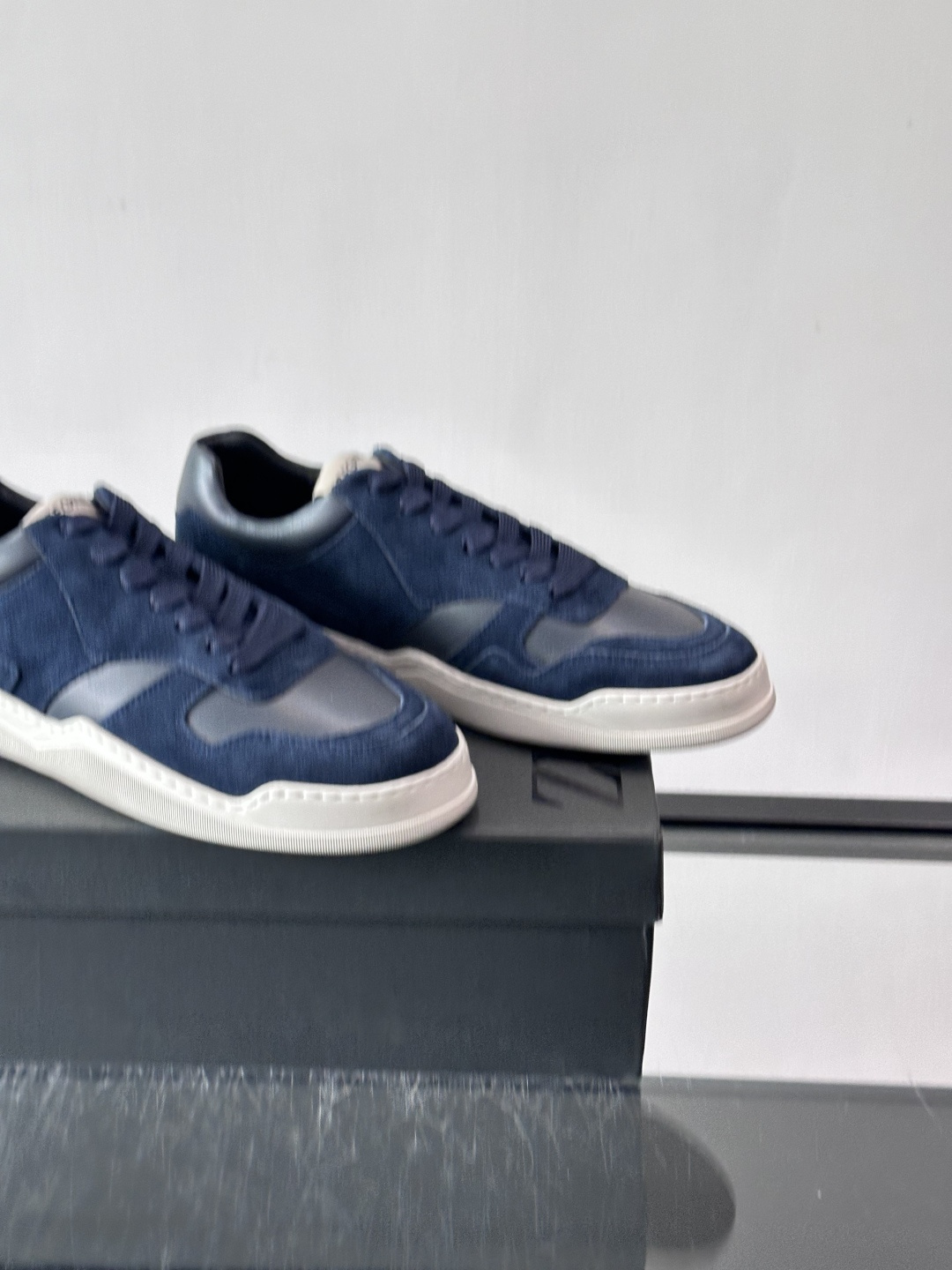 杰尼亚男士麂皮板鞋，简约设计+白色橡胶鞋底，低调百搭，日常穿搭无压力！麂皮柔软舒适，鞋底轻便耐磨，走路不