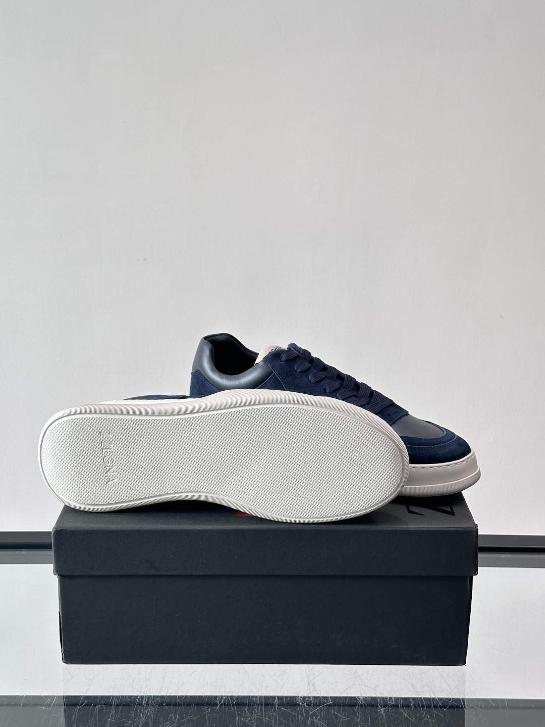 杰尼亚男士麂皮板鞋，简约设计+白色橡胶鞋底，低调百搭，日常穿搭无压力！麂皮柔软舒适，鞋底轻便耐磨，走路不