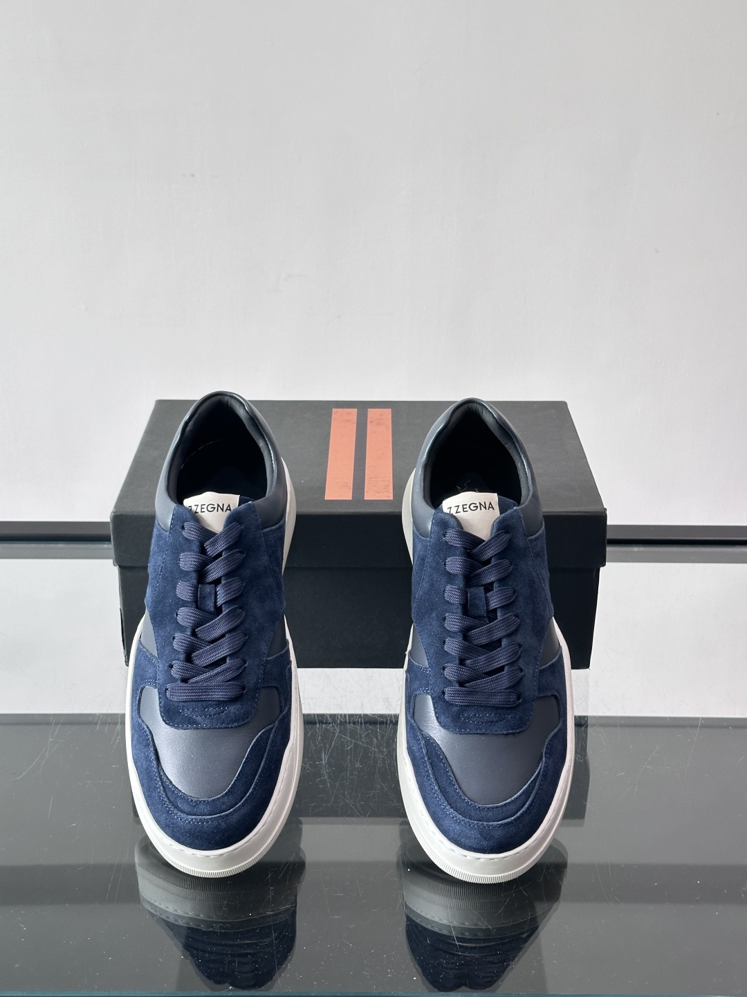 杰尼亚男士麂皮板鞋，简约设计+白色橡胶鞋底，低调百搭，日常穿搭无压力！麂皮柔软舒适，鞋底轻便耐磨，走路不