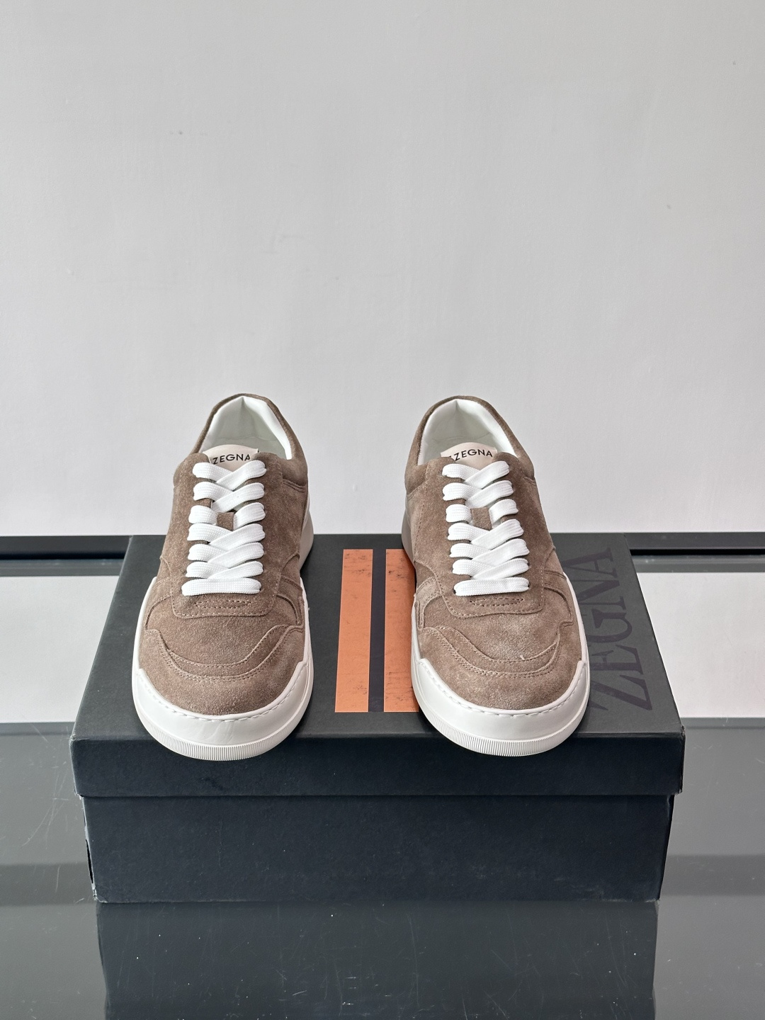 杰尼亚男士麂皮板鞋，简约设计+白色橡胶鞋底，低调百搭，日常穿搭无压力！麂皮柔软舒适，鞋底轻便耐磨，走路不