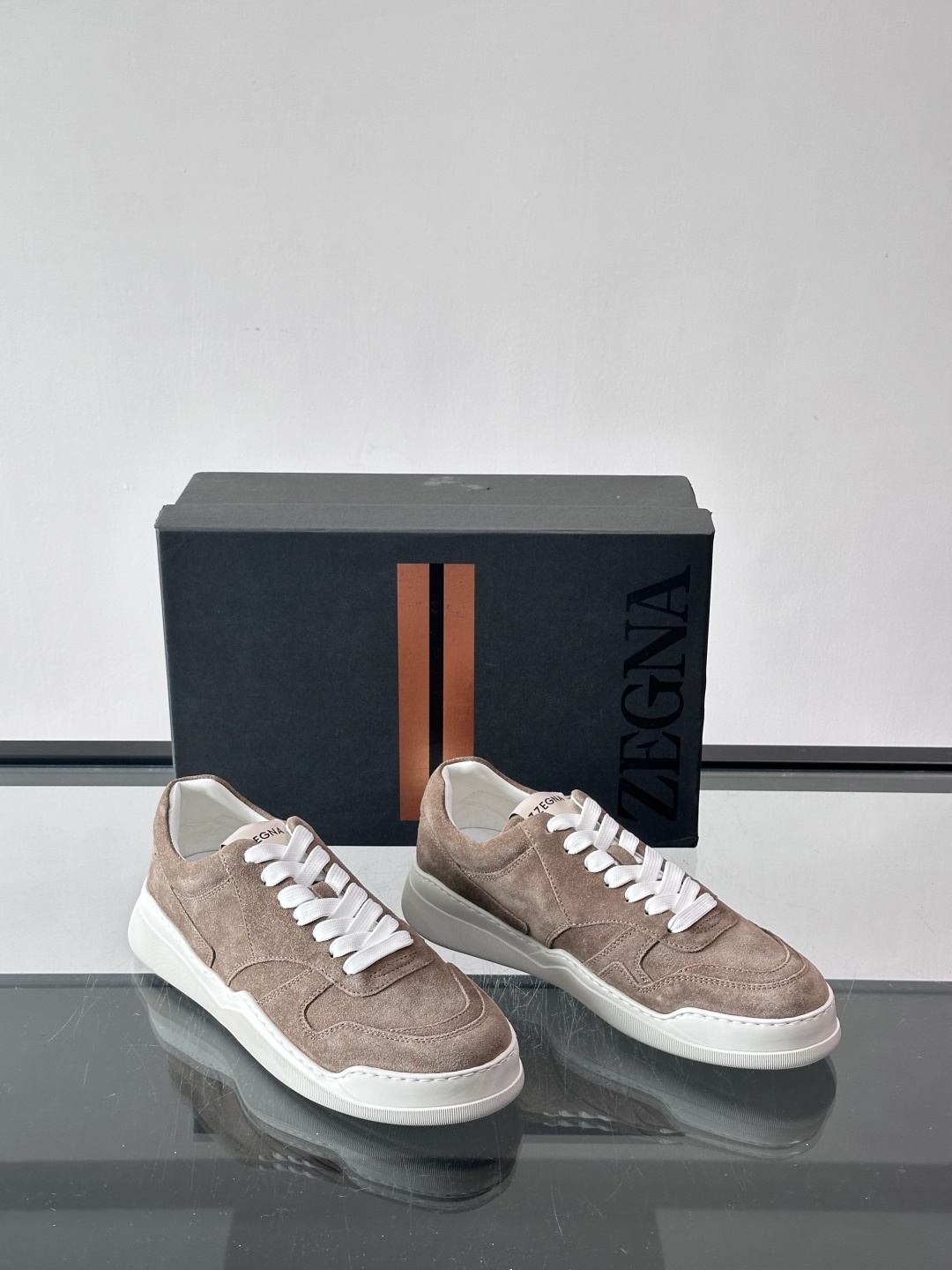 杰尼亚男士麂皮板鞋，简约设计+白色橡胶鞋底，低调百搭，日常穿搭无压力！麂皮柔软舒适，鞋底轻便耐磨，走路不