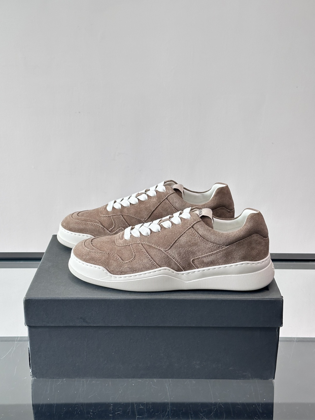 杰尼亚男士麂皮板鞋，简约设计+白色橡胶鞋底，低调百搭，日常穿搭无压力！麂皮柔软舒适，鞋底轻便耐磨，走路不