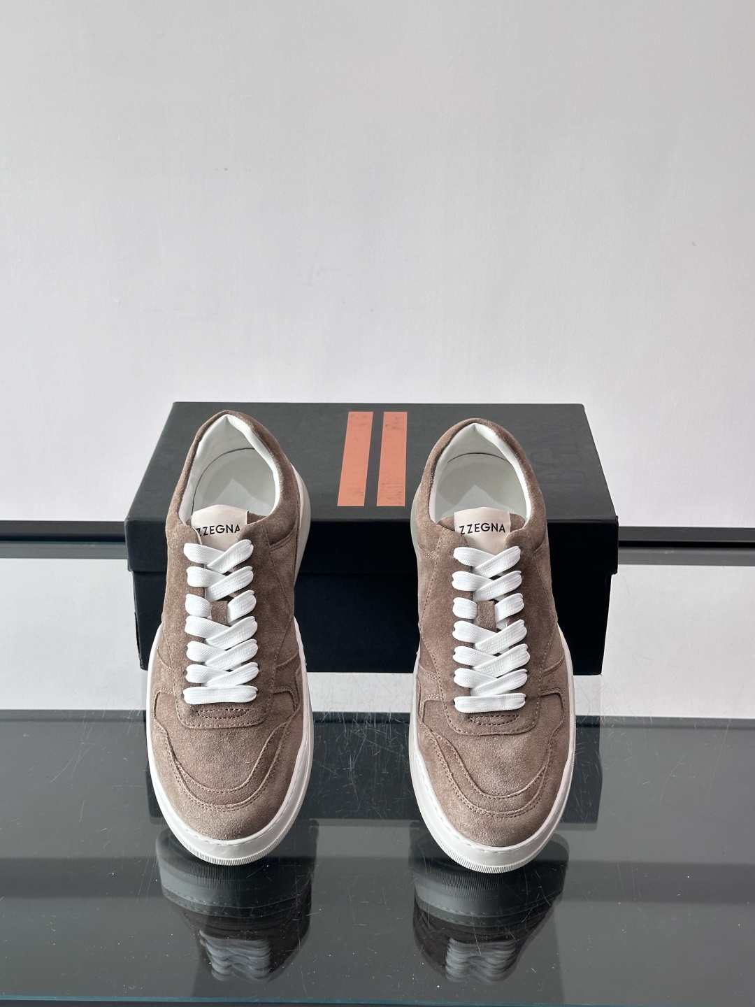 杰尼亚男士麂皮板鞋，简约设计+白色橡胶鞋底，低调百搭，日常穿搭无压力！麂皮柔软舒适，鞋底轻便耐磨，走路不