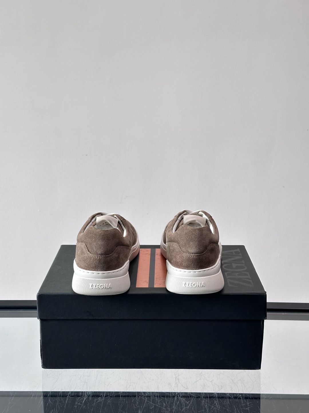 杰尼亚男士麂皮板鞋，简约设计+白色橡胶鞋底，低调百搭，日常穿搭无压力！麂皮柔软舒适，鞋底轻便耐磨，走路不