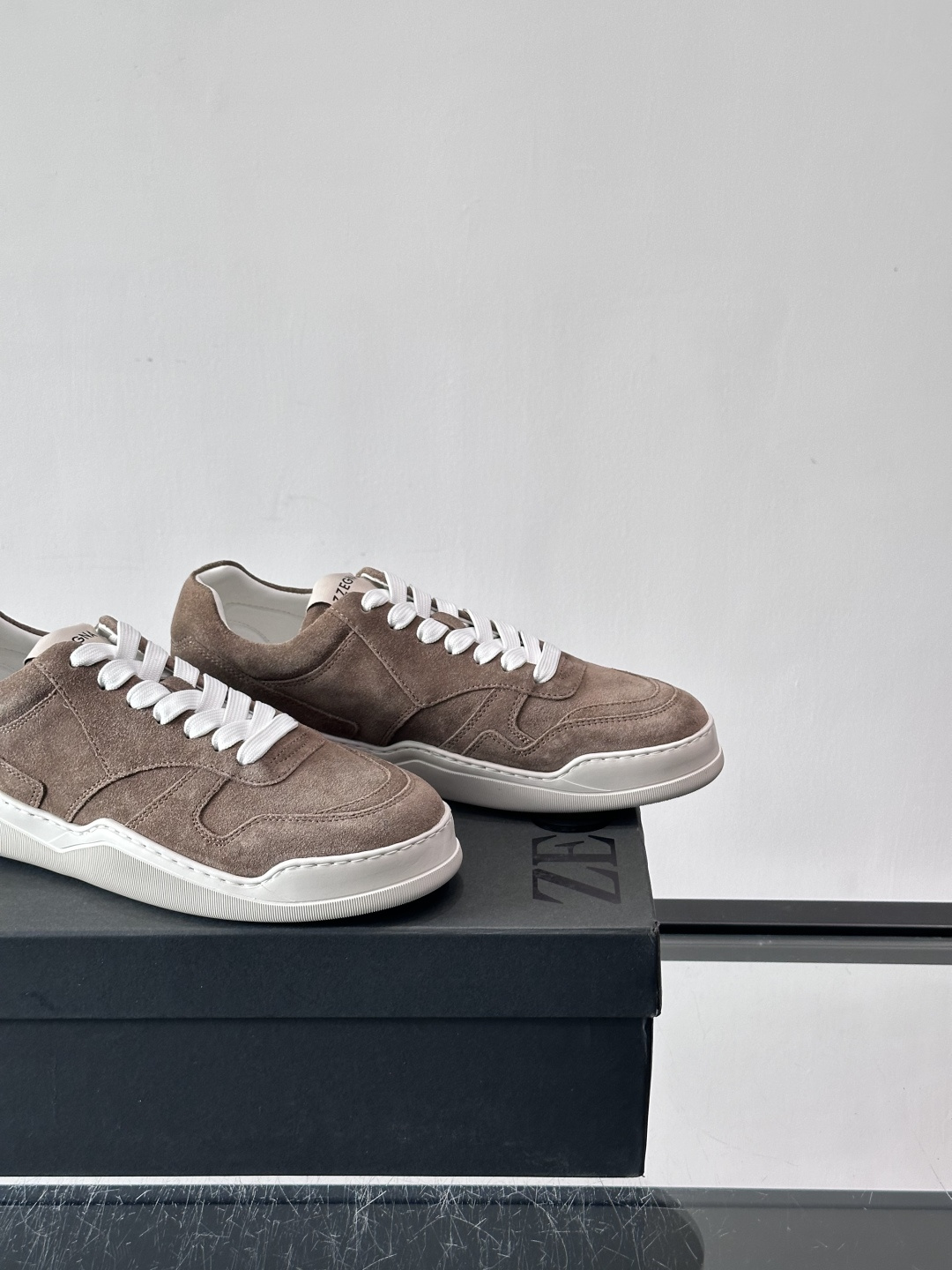 杰尼亚男士麂皮板鞋，简约设计+白色橡胶鞋底，低调百搭，日常穿搭无压力！麂皮柔软舒适，鞋底轻便耐磨，走路不