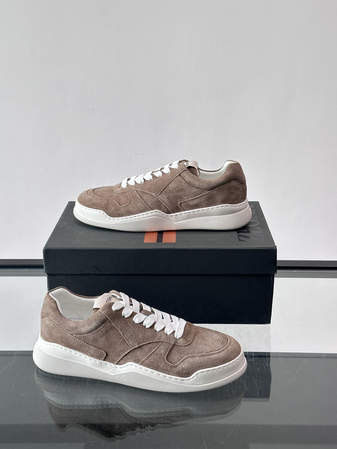 杰尼亚男士麂皮板鞋，简约设计+白色橡胶鞋底，低调百搭，日常穿搭无压力！麂皮柔软舒适，鞋底轻便耐磨，走路不