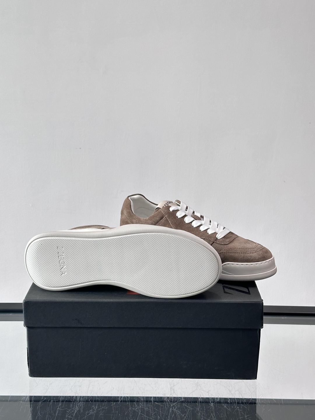 杰尼亚男士麂皮板鞋，简约设计+白色橡胶鞋底，低调百搭，日常穿搭无压力！麂皮柔软舒适，鞋底轻便耐磨，走路不