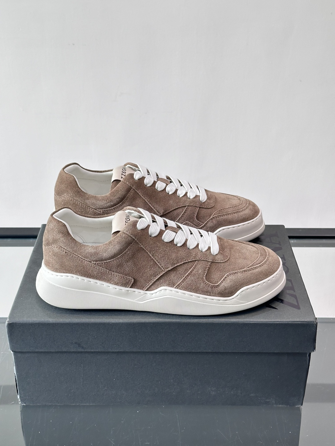 杰尼亚男士麂皮板鞋，简约设计+白色橡胶鞋底，低调百搭，日常穿搭无压力！麂皮柔软舒适，鞋底轻便耐磨，走路不