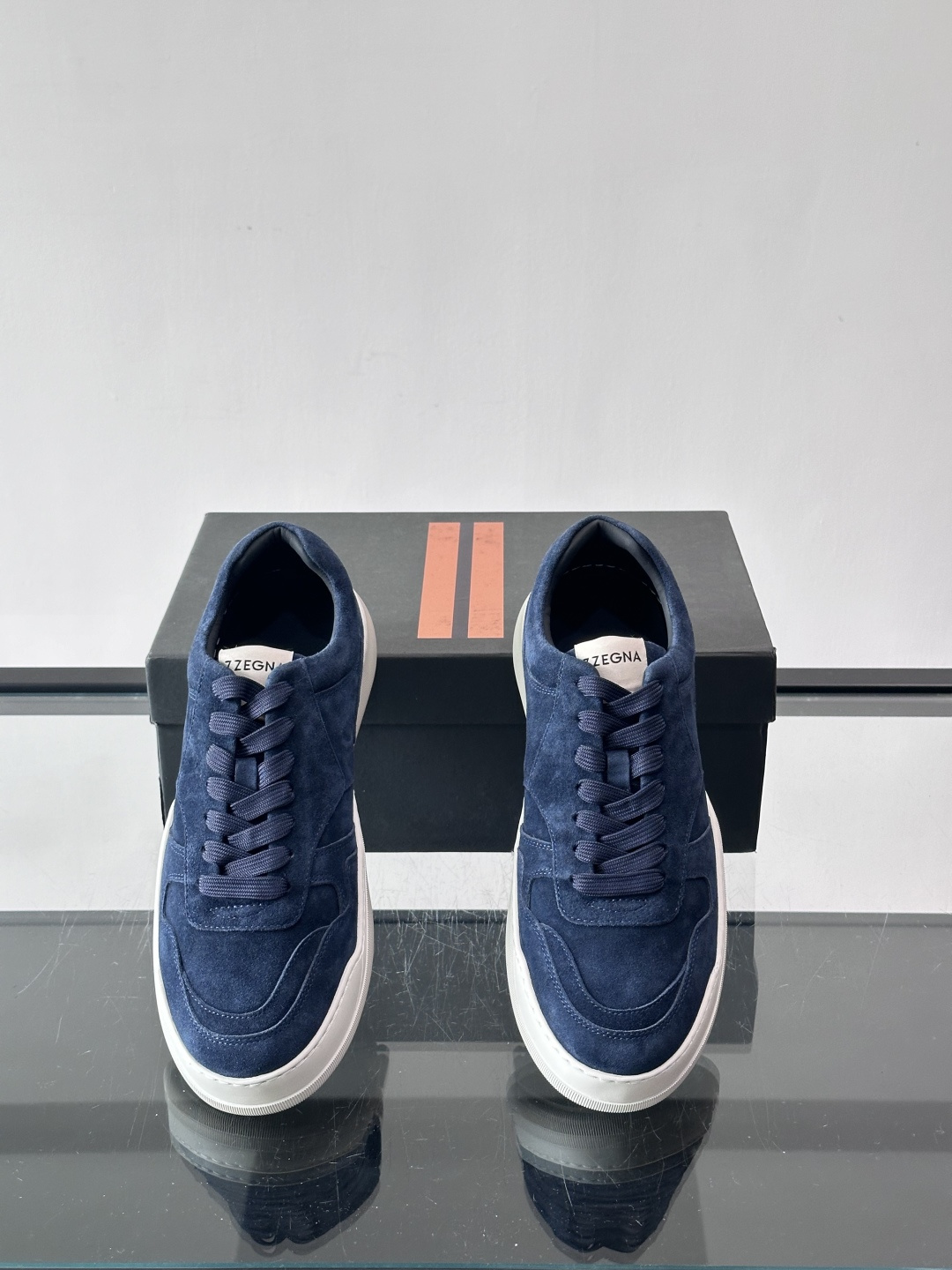 杰尼亚男士麂皮板鞋，简约设计+白色橡胶鞋底，低调百搭，日常穿搭无压力！麂皮柔软舒适，鞋底轻便耐磨，走路不