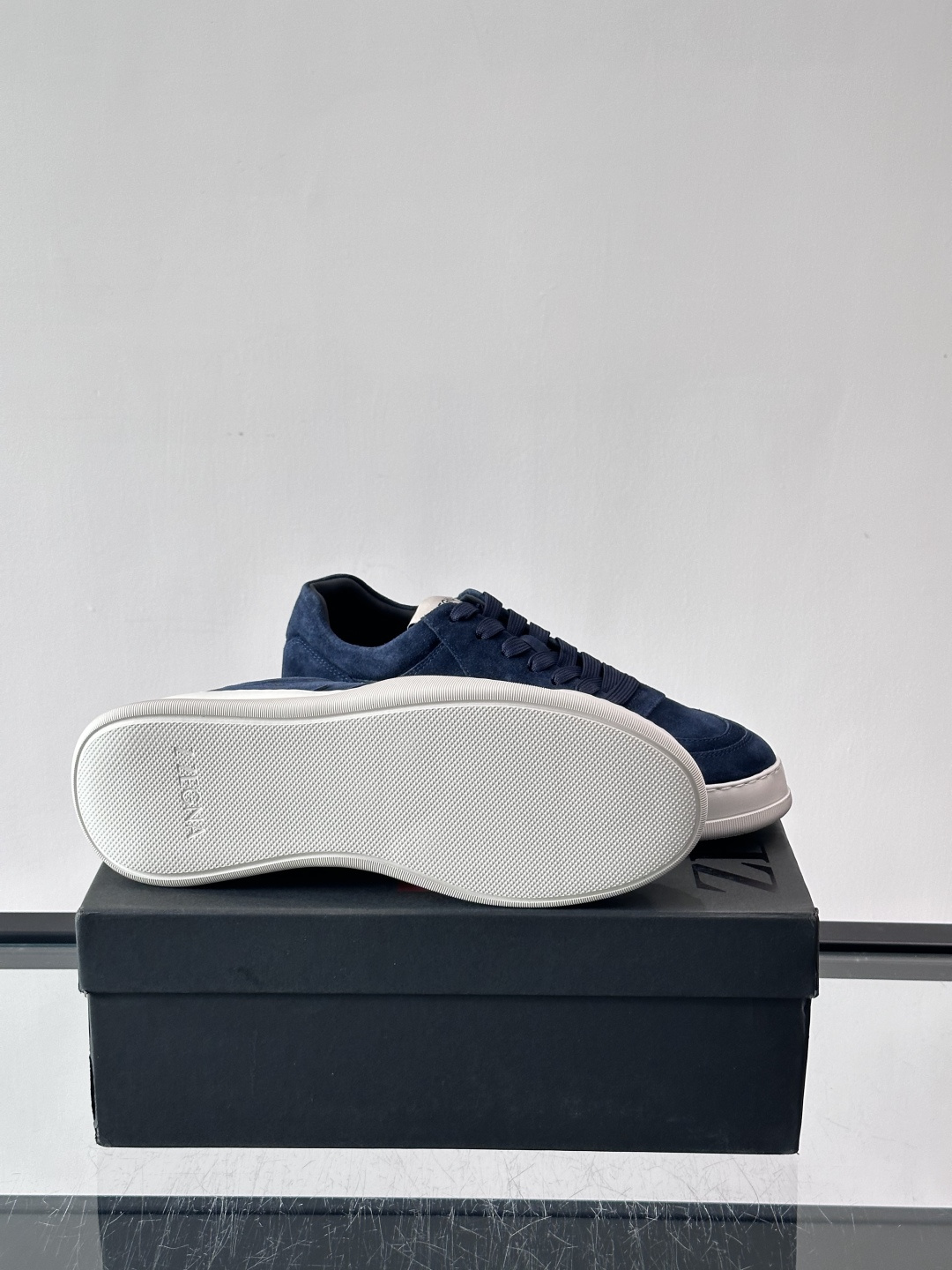 杰尼亚男士麂皮板鞋，简约设计+白色橡胶鞋底，低调百搭，日常穿搭无压力！麂皮柔软舒适，鞋底轻便耐磨，走路不