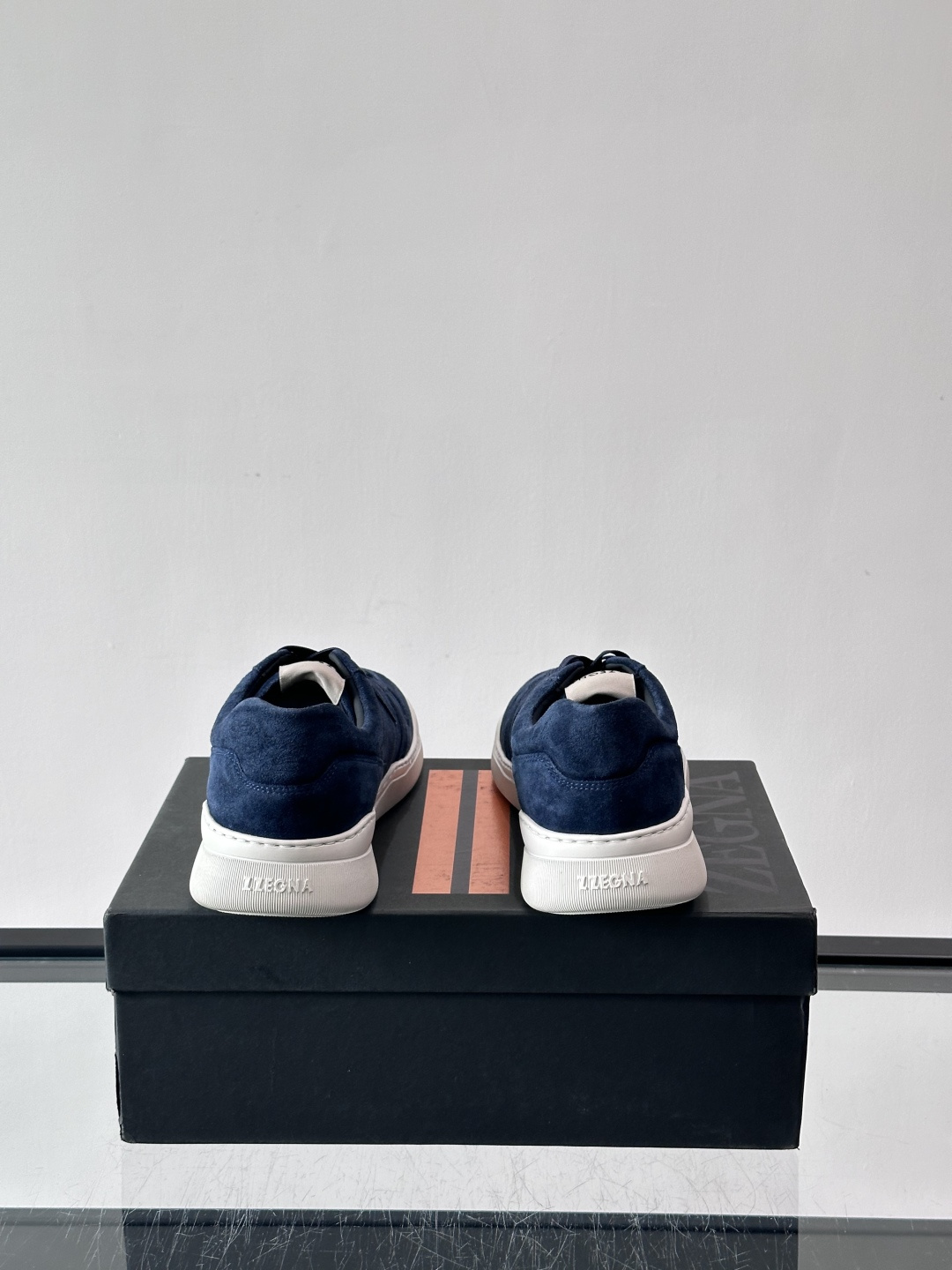 杰尼亚男士麂皮板鞋，简约设计+白色橡胶鞋底，低调百搭，日常穿搭无压力！麂皮柔软舒适，鞋底轻便耐磨，走路不