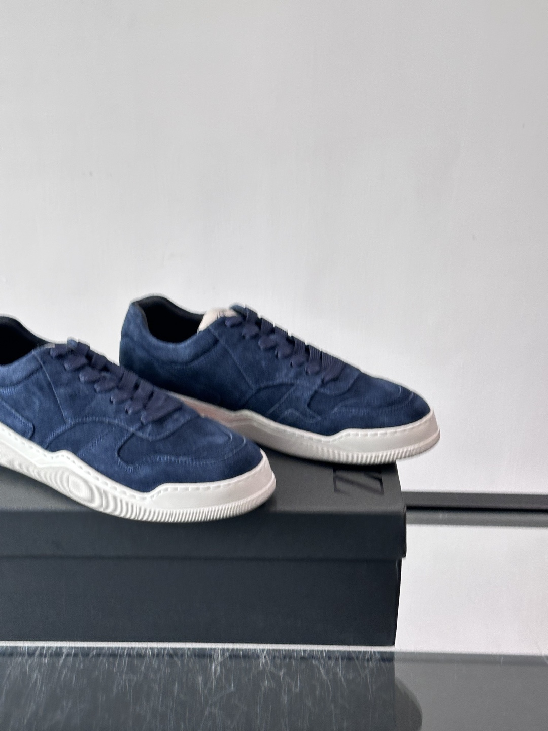 杰尼亚男士麂皮板鞋，简约设计+白色橡胶鞋底，低调百搭，日常穿搭无压力！麂皮柔软舒适，鞋底轻便耐磨，走路不