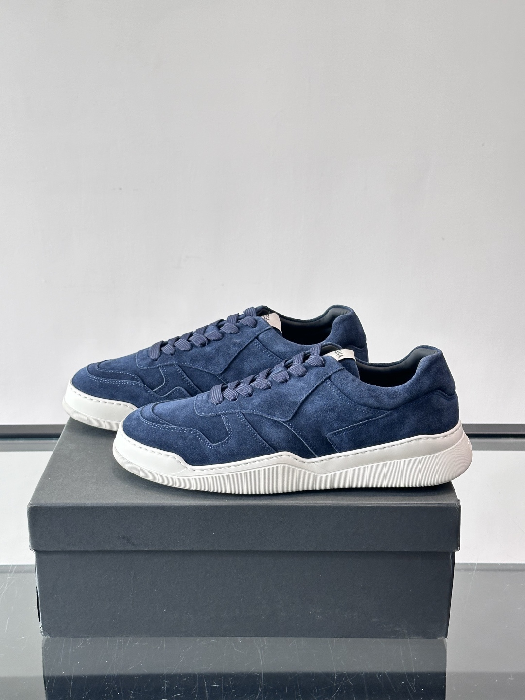 杰尼亚男士麂皮板鞋，简约设计+白色橡胶鞋底，低调百搭，日常穿搭无压力！麂皮柔软舒适，鞋底轻便耐磨，走路不