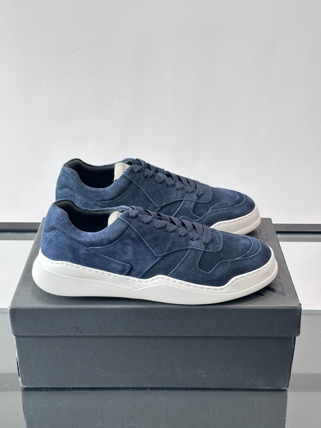 杰尼亚男士麂皮板鞋，简约设计+白色橡胶鞋底，低调百搭，日常穿搭无压力！麂皮柔软舒适，鞋底轻便耐磨，走路不