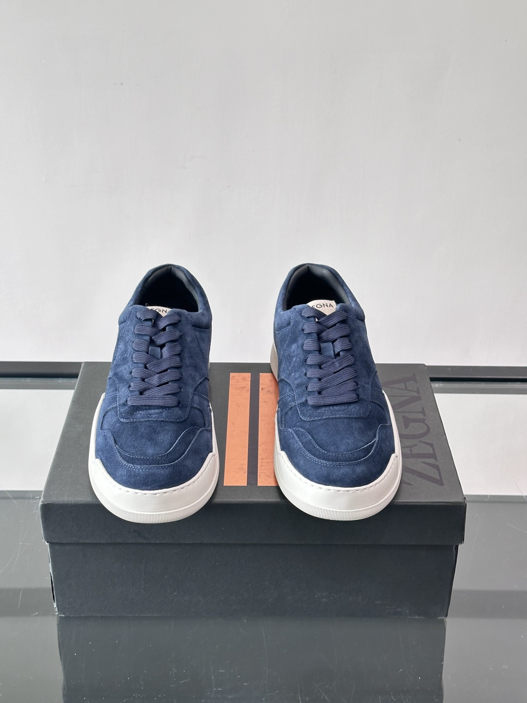 杰尼亚男士麂皮板鞋，简约设计+白色橡胶鞋底，低调百搭，日常穿搭无压力！麂皮柔软舒适，鞋底轻便耐磨，走路不