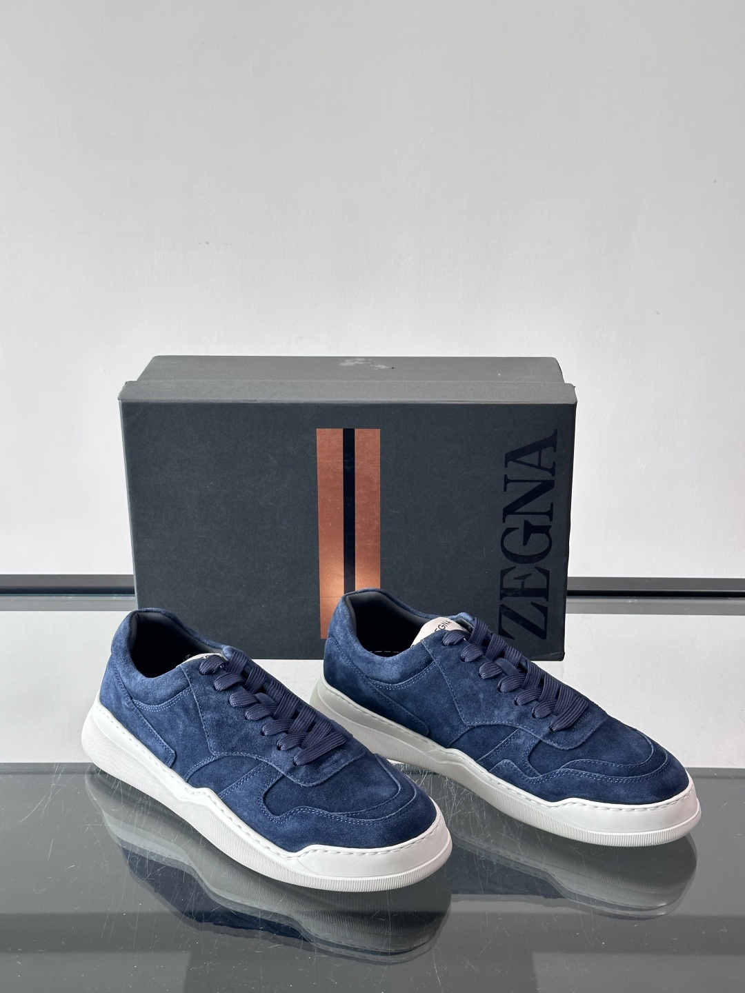 杰尼亚男士麂皮板鞋，简约设计+白色橡胶鞋底，低调百搭，日常穿搭无压力！麂皮柔软舒适，鞋底轻便耐磨，走路不