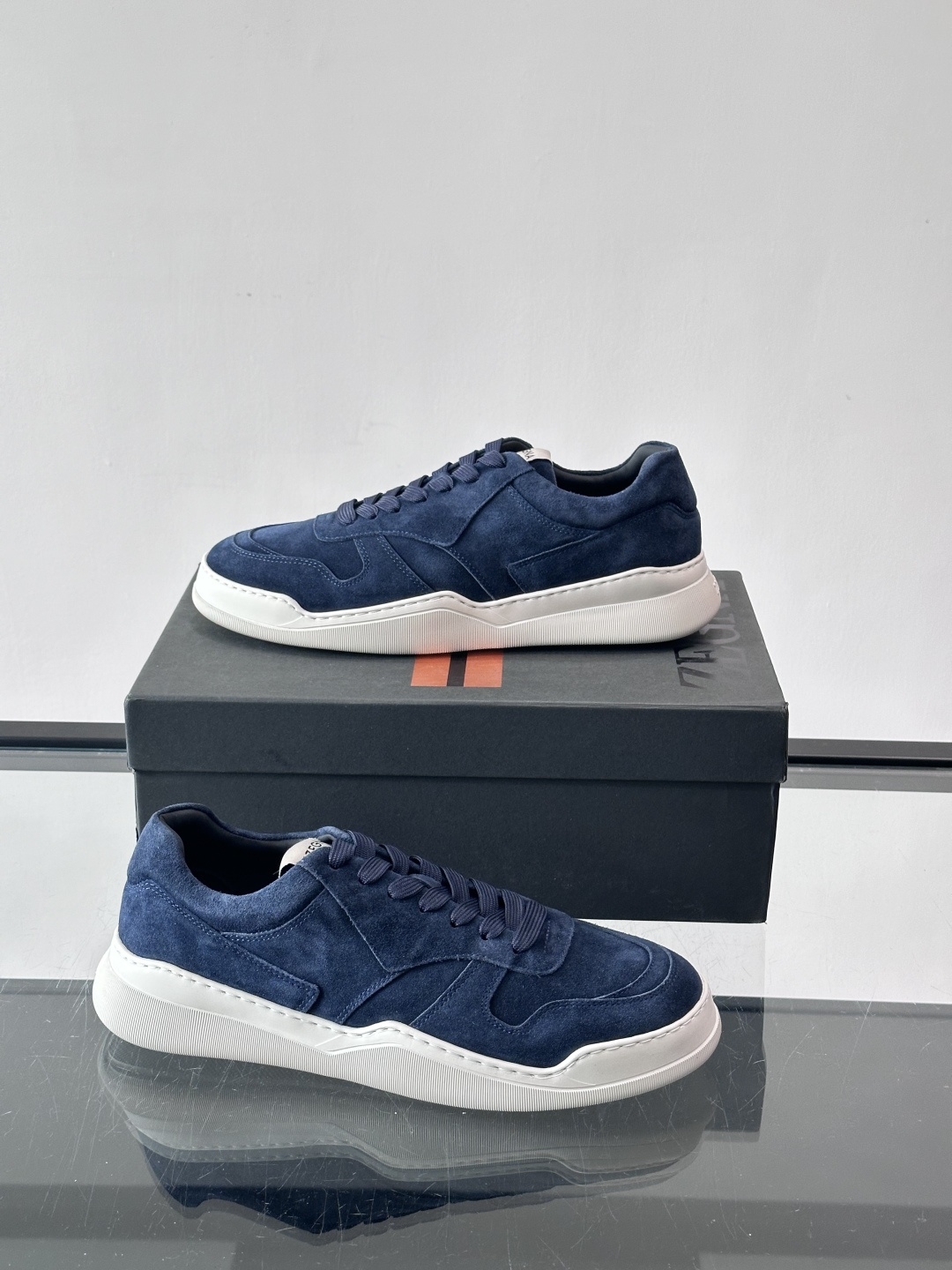 杰尼亚男士麂皮板鞋，简约设计+白色橡胶鞋底，低调百搭，日常穿搭无压力！麂皮柔软舒适，鞋底轻便耐磨，走路不