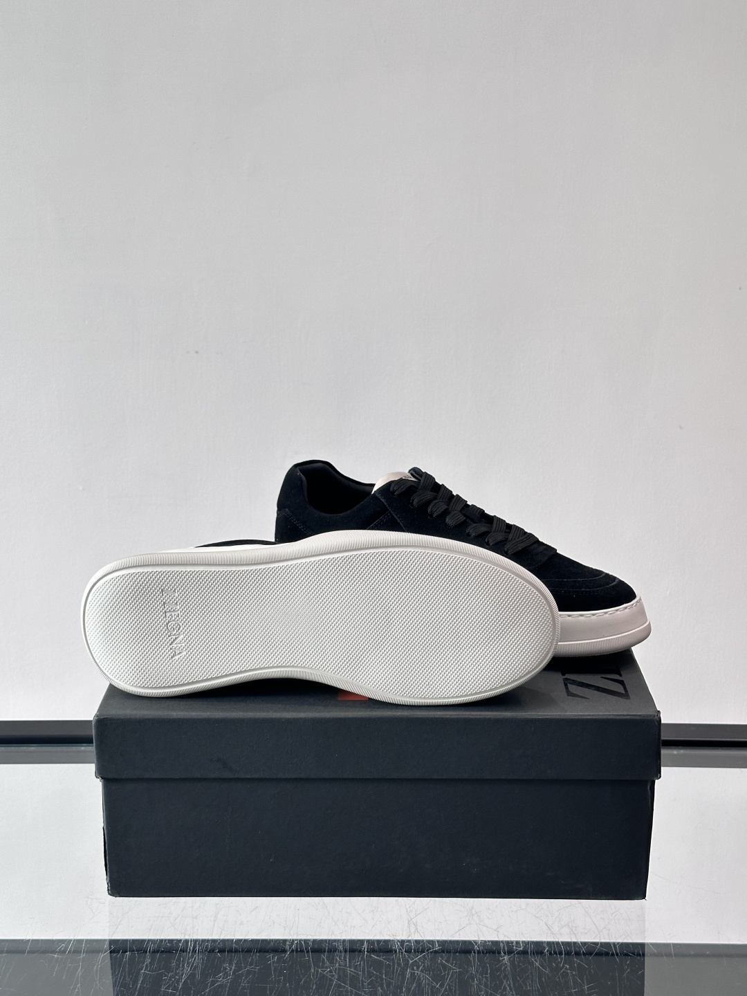 杰尼亚男士麂皮板鞋，简约设计+白色橡胶鞋底，低调百搭，日常穿搭无压力！麂皮柔软舒适，鞋底轻便耐磨，走路不