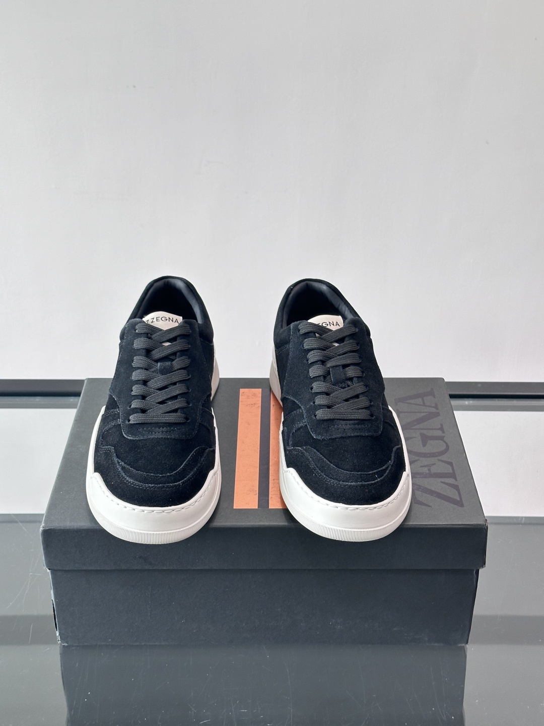 杰尼亚男士麂皮板鞋，简约设计+白色橡胶鞋底，低调百搭，日常穿搭无压力！麂皮柔软舒适，鞋底轻便耐磨，走路不