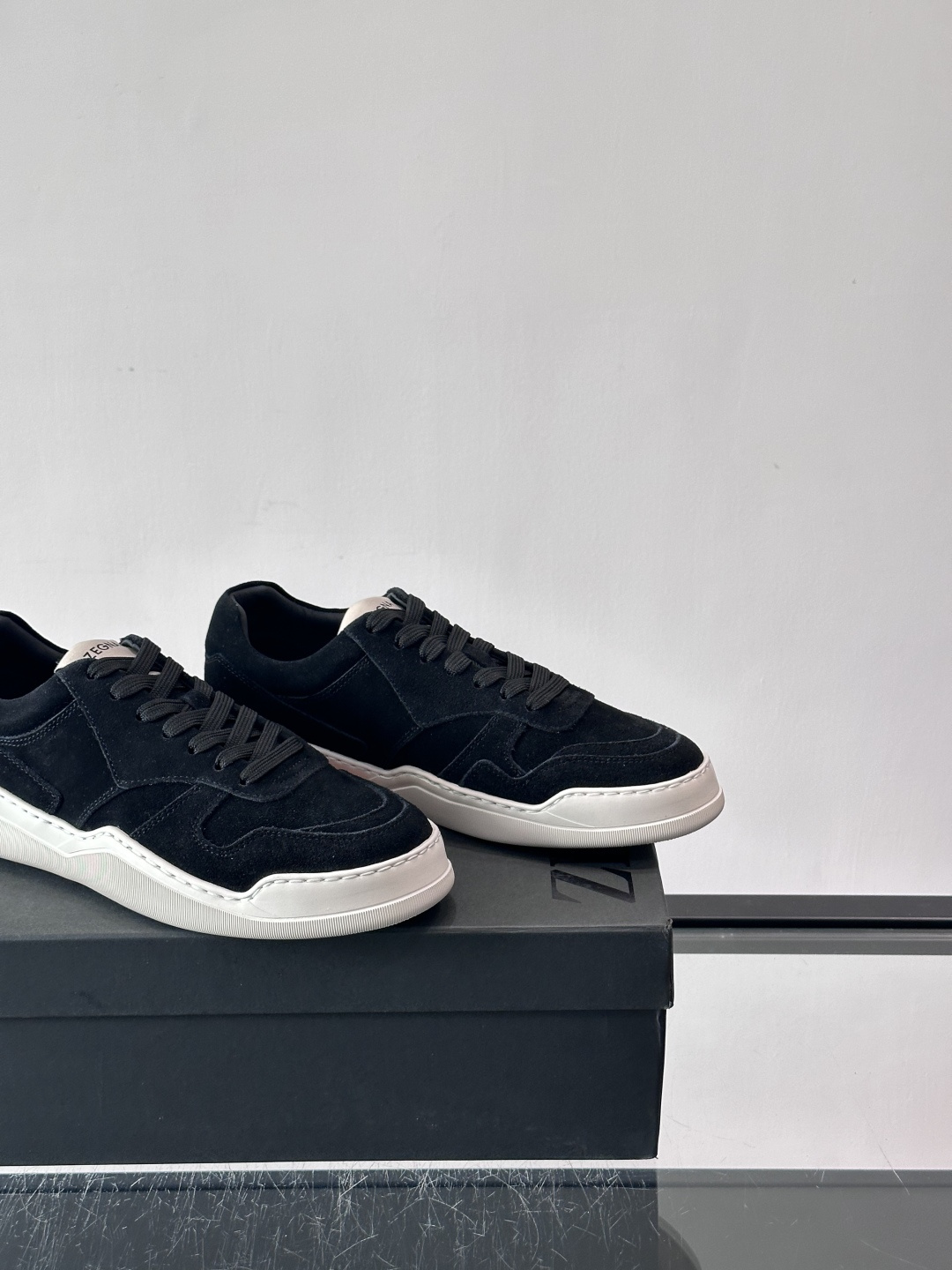 杰尼亚男士麂皮板鞋，简约设计+白色橡胶鞋底，低调百搭，日常穿搭无压力！麂皮柔软舒适，鞋底轻便耐磨，走路不