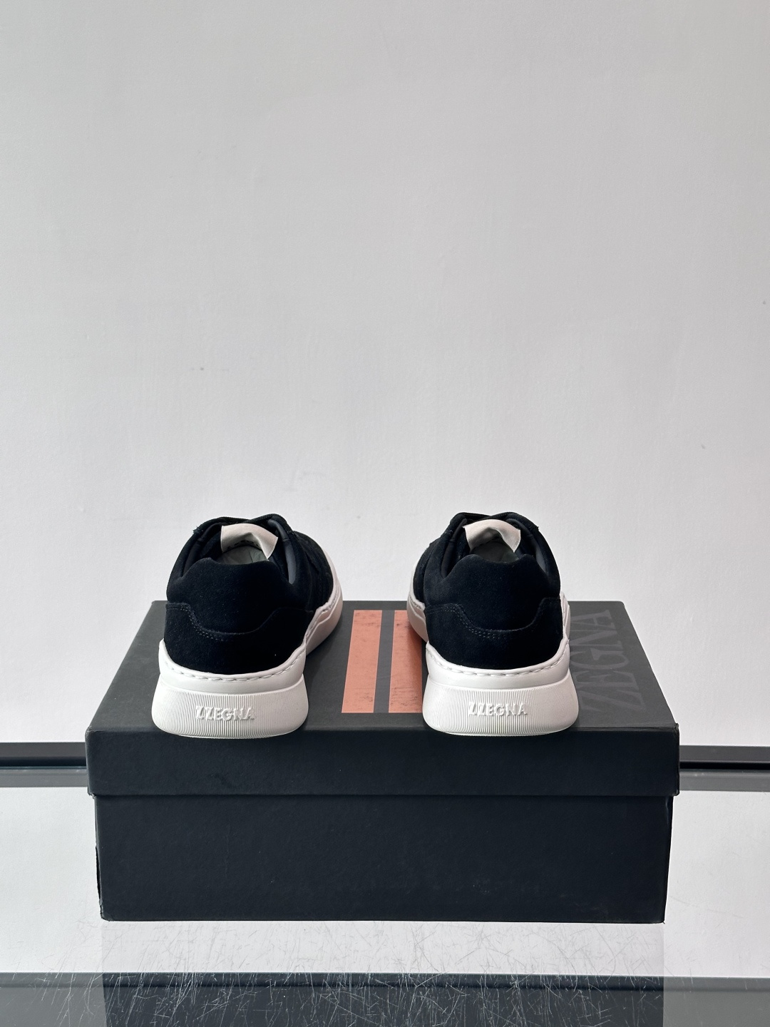 杰尼亚男士麂皮板鞋，简约设计+白色橡胶鞋底，低调百搭，日常穿搭无压力！麂皮柔软舒适，鞋底轻便耐磨，走路不