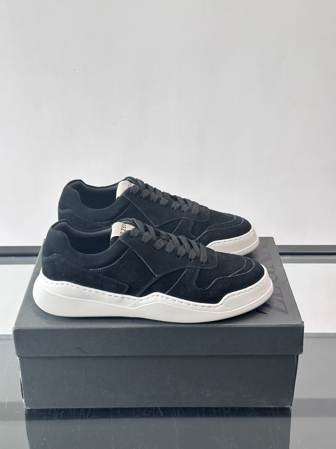 杰尼亚男士麂皮板鞋，简约设计+白色橡胶鞋底，低调百搭，日常穿搭无压力！麂皮柔软舒适，鞋底轻便耐磨，走路不