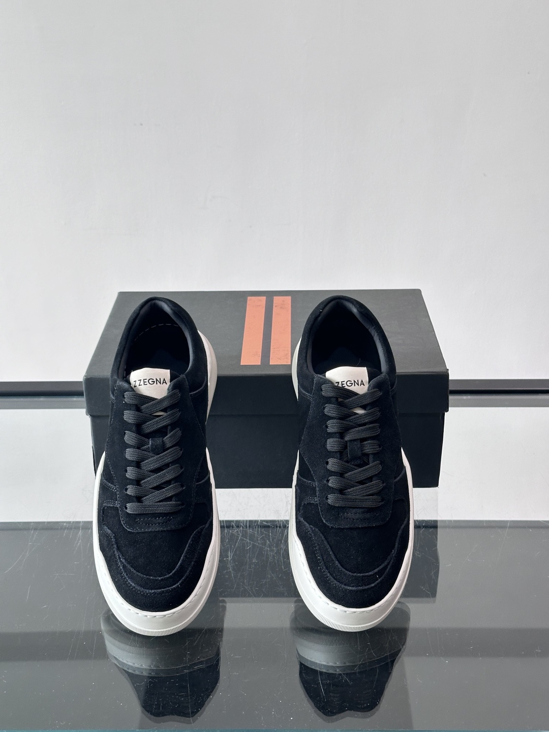 杰尼亚男士麂皮板鞋，简约设计+白色橡胶鞋底，低调百搭，日常穿搭无压力！麂皮柔软舒适，鞋底轻便耐磨，走路不