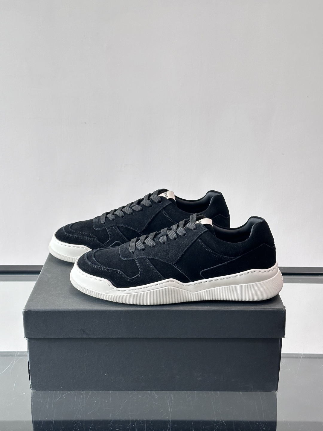 杰尼亚男士麂皮板鞋，简约设计+白色橡胶鞋底，低调百搭，日常穿搭无压力！麂皮柔软舒适，鞋底轻便耐磨，走路不