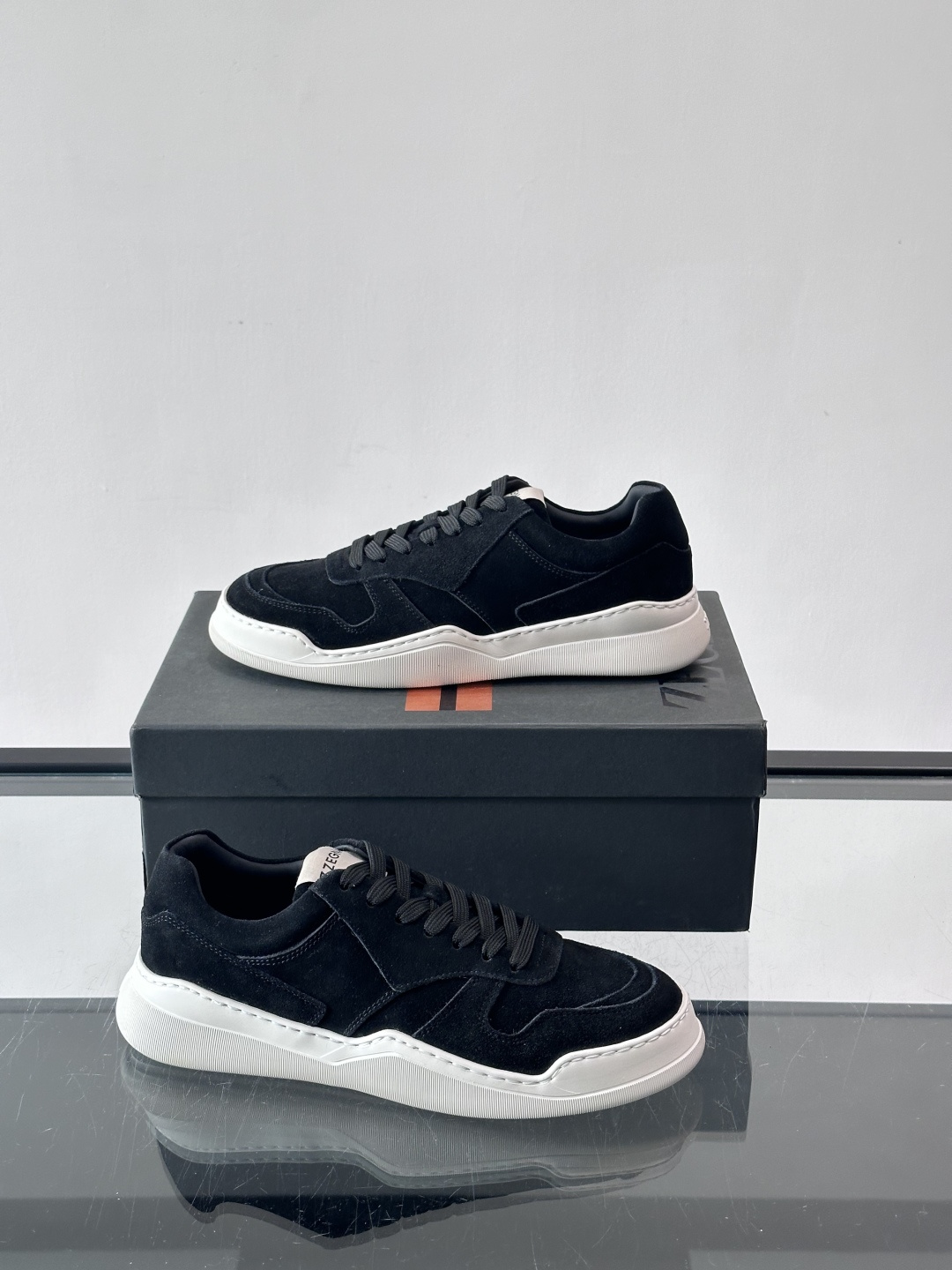 杰尼亚男士麂皮板鞋，简约设计+白色橡胶鞋底，低调百搭，日常穿搭无压力！麂皮柔软舒适，鞋底轻便耐磨，走路不