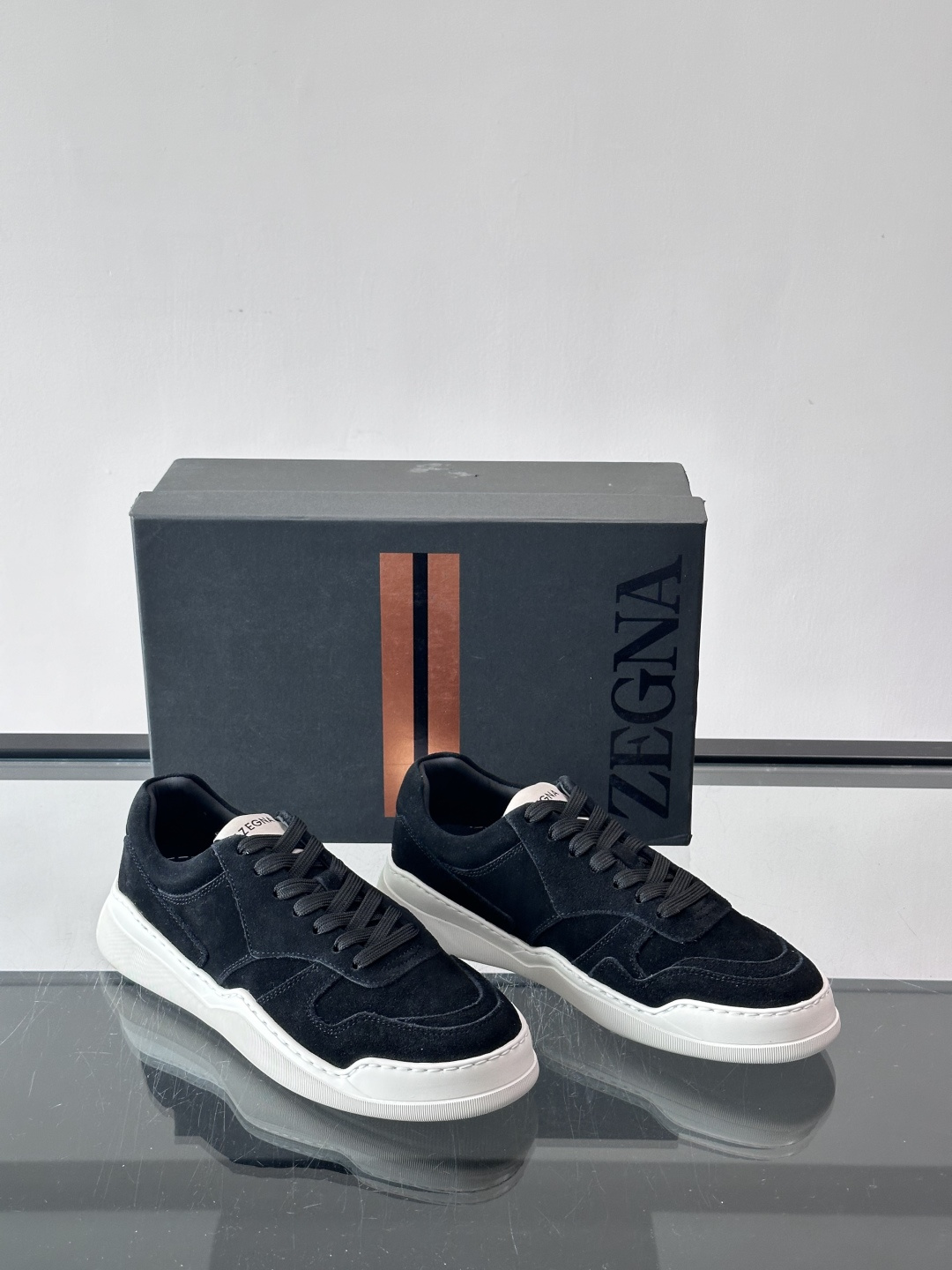 杰尼亚男士麂皮板鞋，简约设计+白色橡胶鞋底，低调百搭，日常穿搭无压力！麂皮柔软舒适，鞋底轻便耐磨，走路不