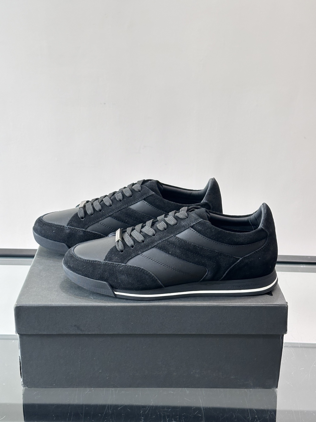 杰尼亚男士休闲运动鞋，麂皮+橡胶鞋底，简约复古又百搭！鞋面双条纹设计，品牌辨识度满分。轻便舒适，通勤休闲