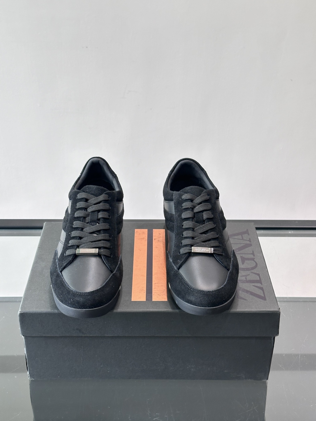 杰尼亚男士休闲运动鞋，麂皮+橡胶鞋底，简约复古又百搭！鞋面双条纹设计，品牌辨识度满分。轻便舒适，通勤休闲