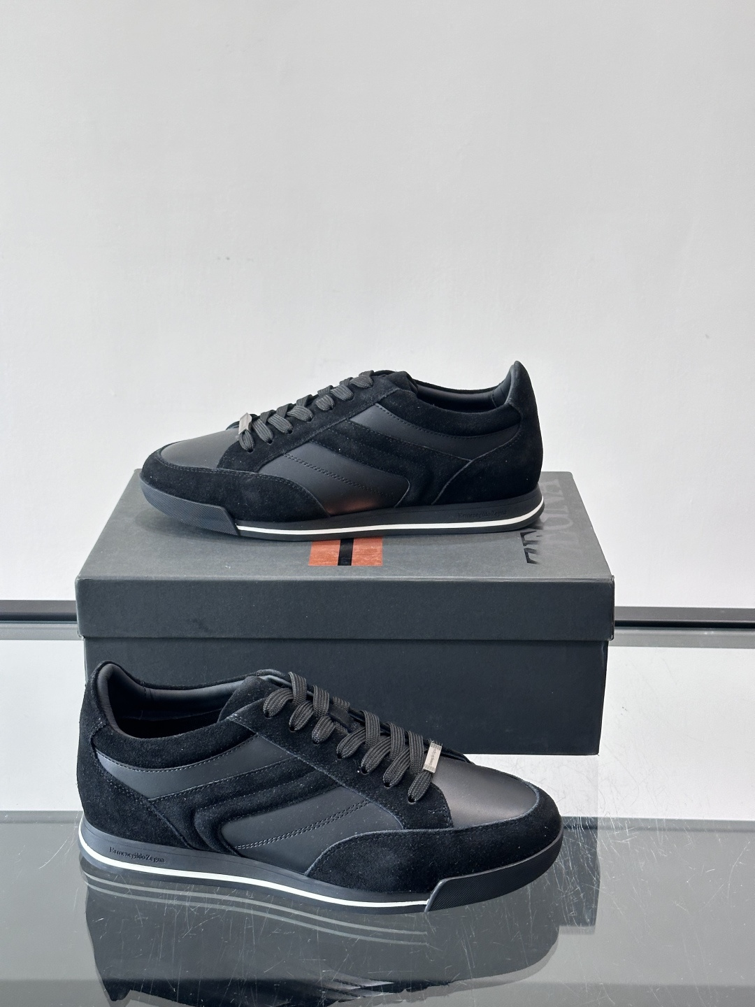 杰尼亚男士休闲运动鞋，麂皮+橡胶鞋底，简约复古又百搭！鞋面双条纹设计，品牌辨识度满分。轻便舒适，通勤休闲