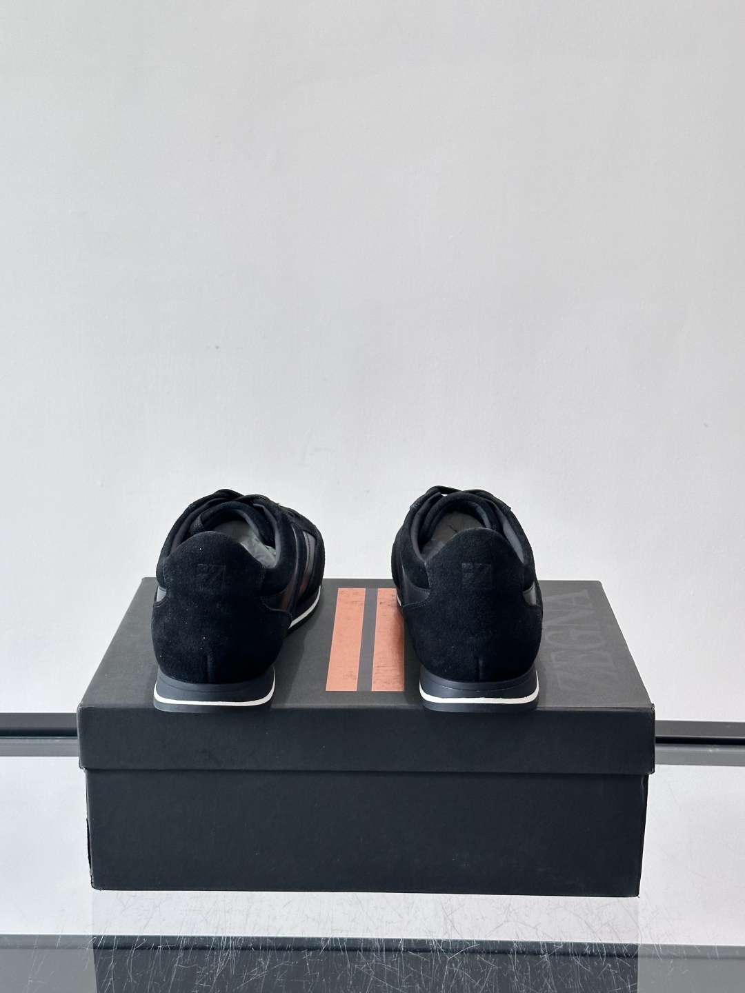 杰尼亚男士休闲运动鞋，麂皮+橡胶鞋底，简约复古又百搭！鞋面双条纹设计，品牌辨识度满分。轻便舒适，通勤休闲