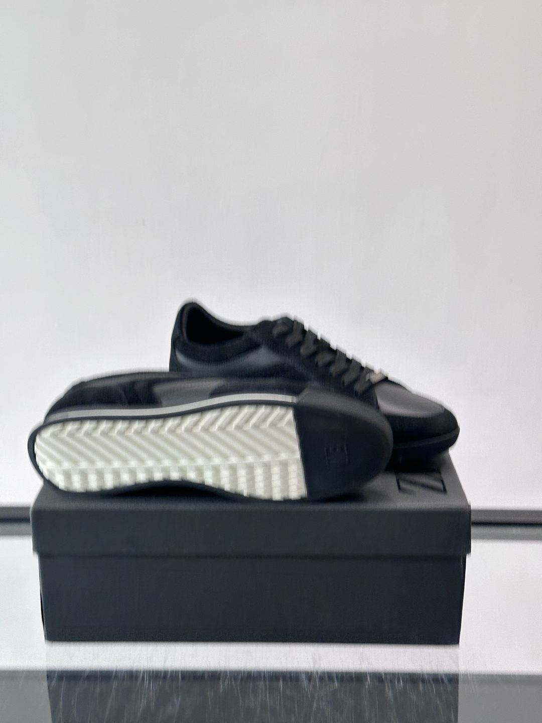 杰尼亚男士休闲运动鞋，麂皮+橡胶鞋底，简约复古又百搭！鞋面双条纹设计，品牌辨识度满分。轻便舒适，通勤休闲