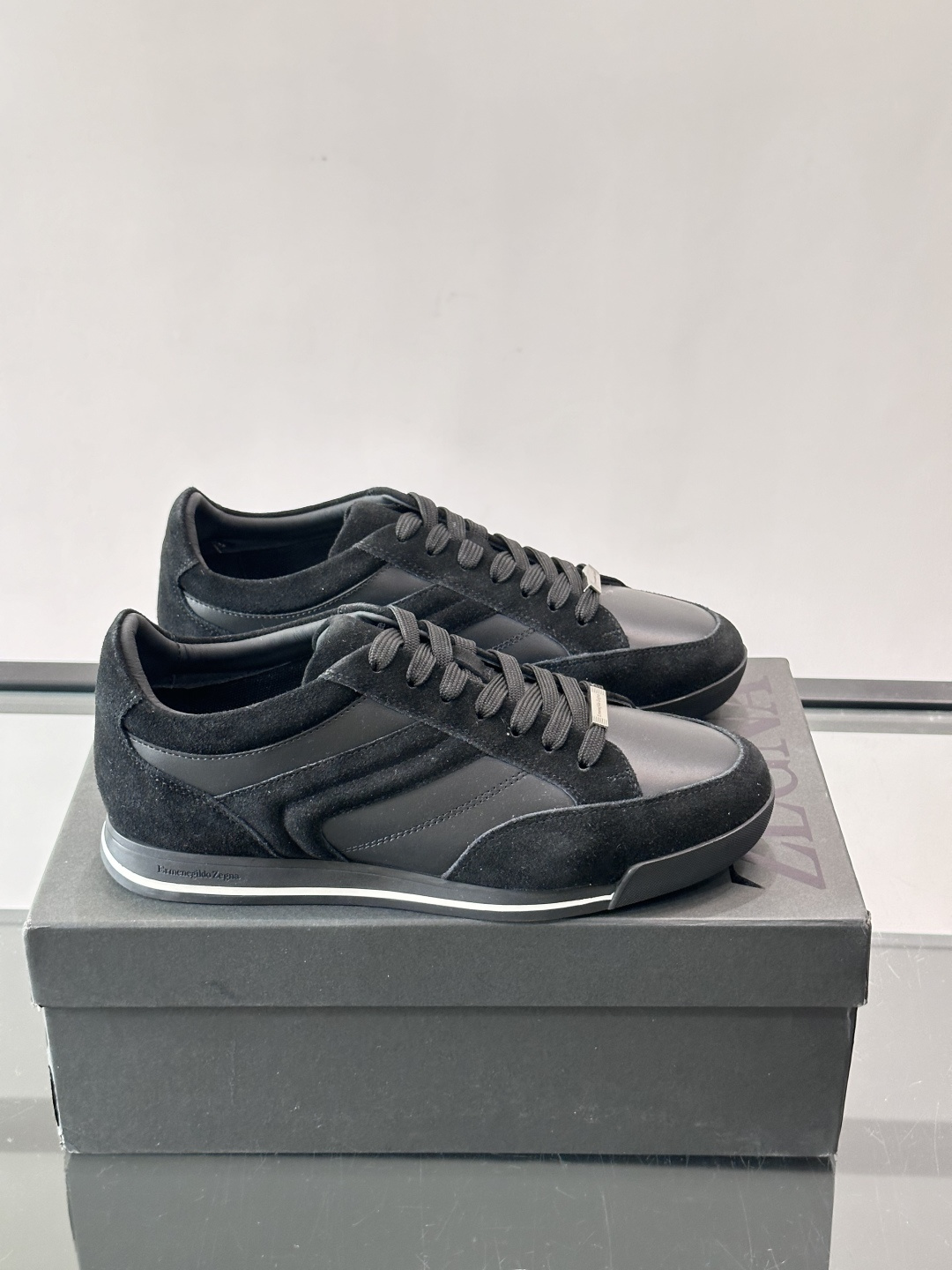 杰尼亚男士休闲运动鞋，麂皮+橡胶鞋底，简约复古又百搭！鞋面双条纹设计，品牌辨识度满分。轻便舒适，通勤休闲