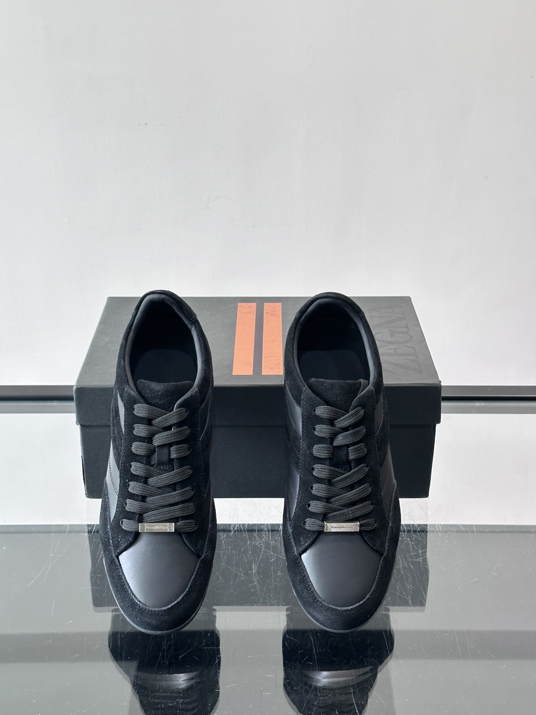 杰尼亚男士休闲运动鞋，麂皮+橡胶鞋底，简约复古又百搭！鞋面双条纹设计，品牌辨识度满分。轻便舒适，通勤休闲