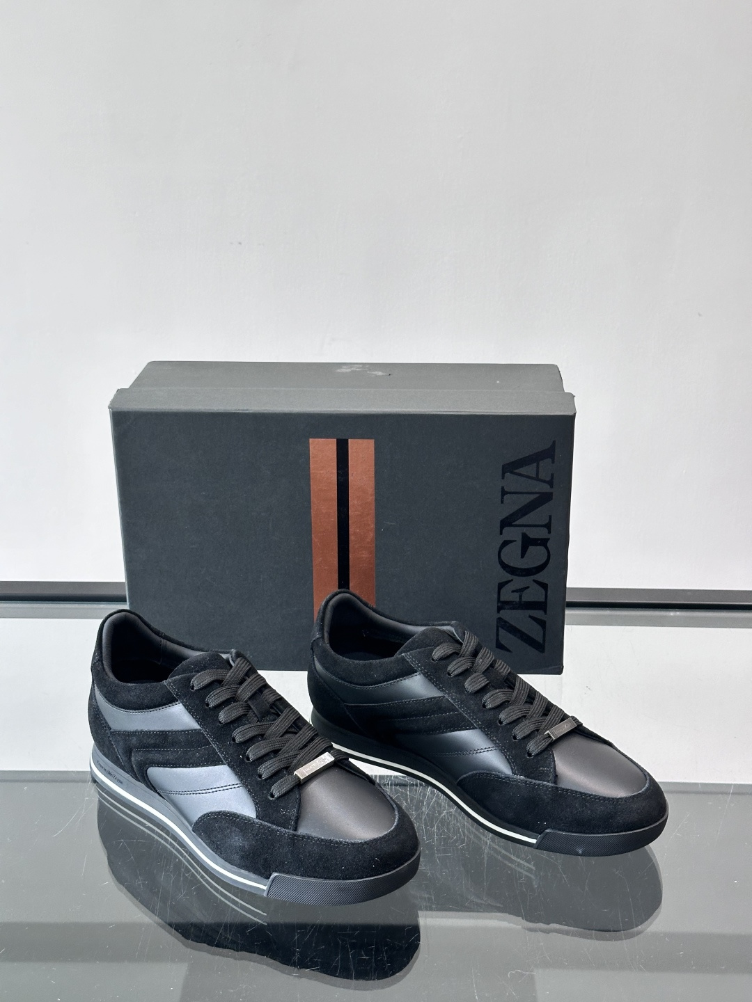 杰尼亚男士休闲运动鞋，麂皮+橡胶鞋底，简约复古又百搭！鞋面双条纹设计，品牌辨识度满分。轻便舒适，通勤休闲