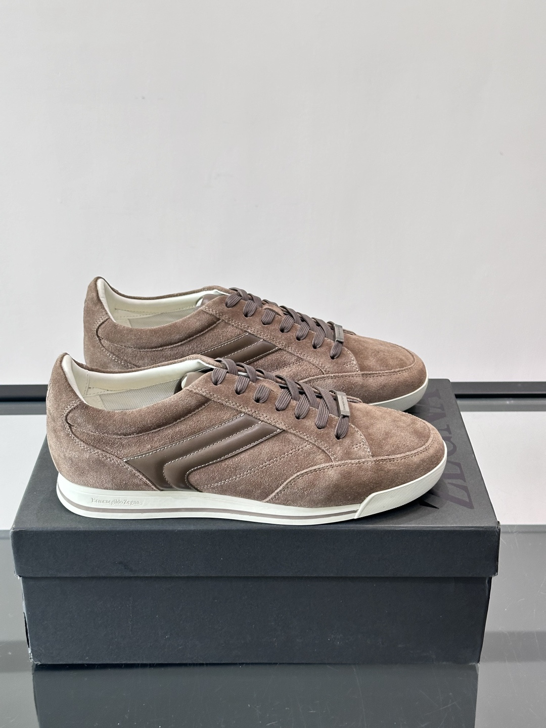 杰尼亚男士休闲运动鞋，麂皮+橡胶鞋底，简约复古又百搭！鞋面双条纹设计，品牌辨识度满分。轻便舒适，通勤休闲