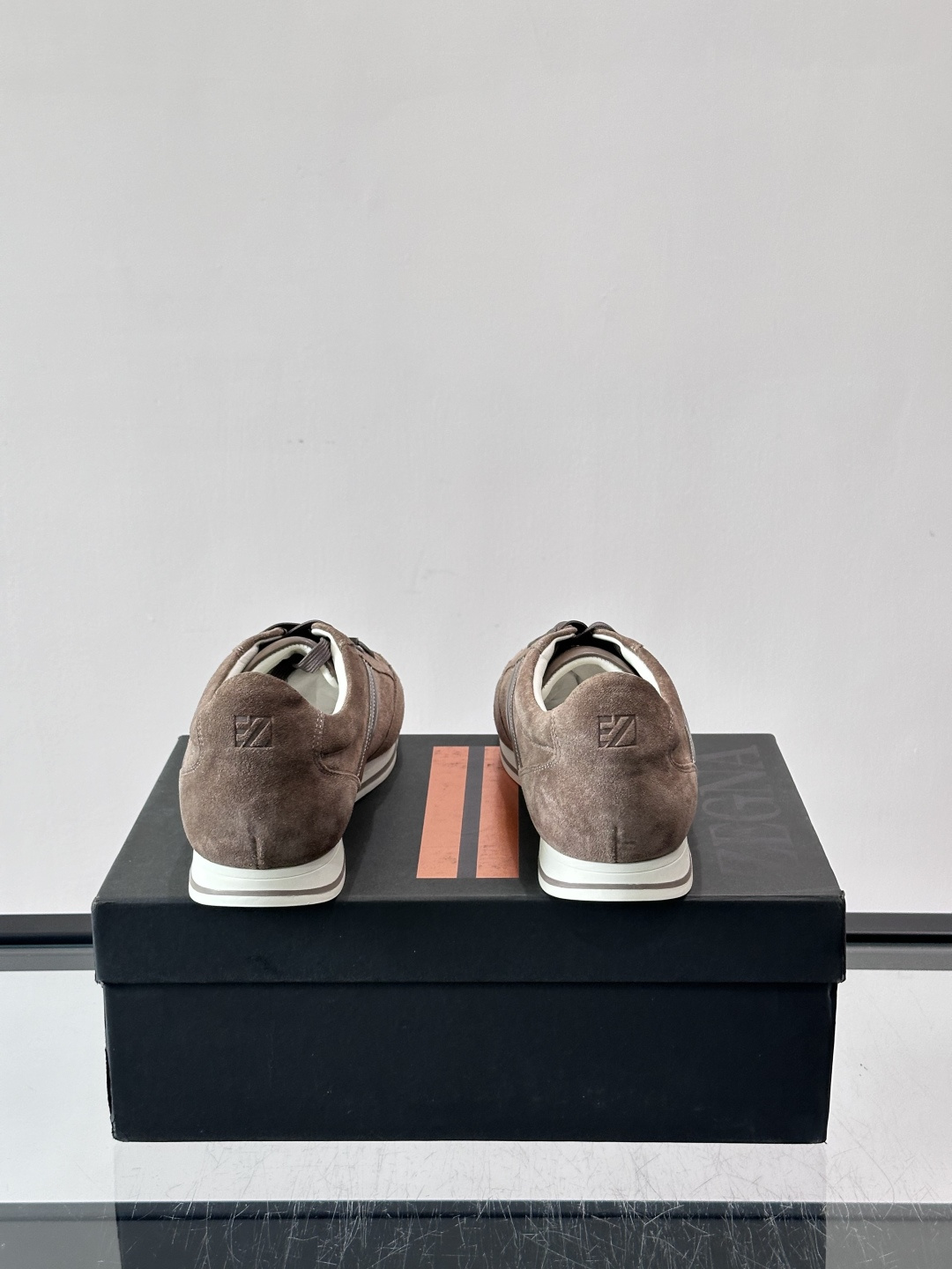 杰尼亚男士休闲运动鞋，麂皮+橡胶鞋底，简约复古又百搭！鞋面双条纹设计，品牌辨识度满分。轻便舒适，通勤休闲