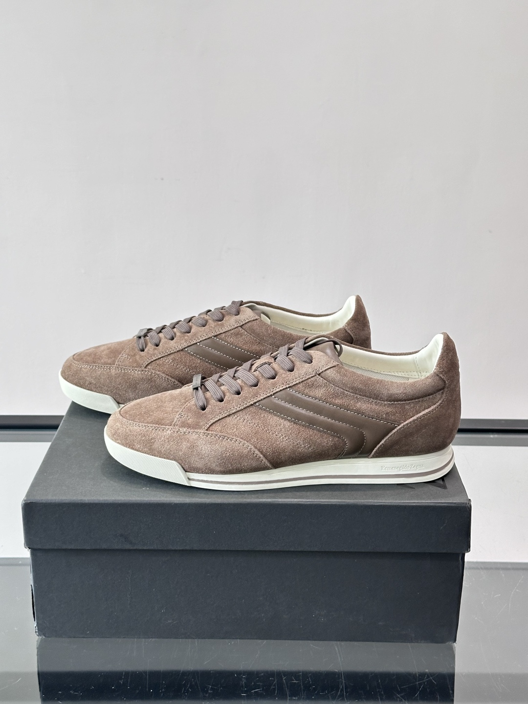 杰尼亚男士休闲运动鞋，麂皮+橡胶鞋底，简约复古又百搭！鞋面双条纹设计，品牌辨识度满分。轻便舒适，通勤休闲