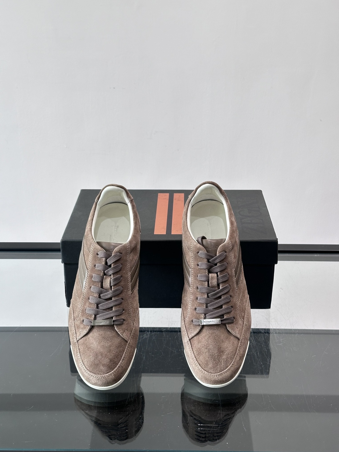 杰尼亚男士休闲运动鞋，麂皮+橡胶鞋底，简约复古又百搭！鞋面双条纹设计，品牌辨识度满分。轻便舒适，通勤休闲